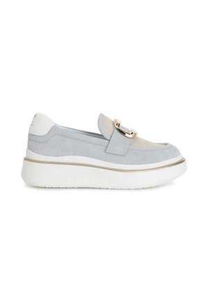 Scarpe slip-on in suede blu chiaro con suola in gomma bianca, caratterizzate da un dettaglio in oro e accenti beige sulla parte superiore.