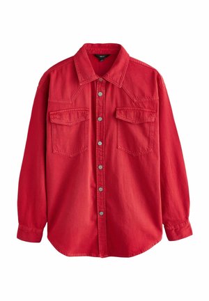 Rode blouse met lange mouwen, knopen, kraag en twee klepzakken aan de voorkant, gemaakt van een stof die lijkt op denim.