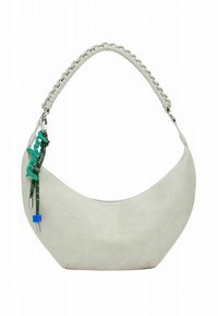 Grijze leren tas met een gebogen vorm, voorzien van een gevlochten handvat en decoratieve accenten, waaronder blauwe en groene kwastjes.