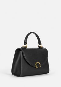 Sac à main en cuir noir avec un rabat arrondi, quincaillerie dorée et une forme structurée. Dispose d'une poignée supérieure et d'un design minimaliste.