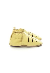 Chaussures en cuir jaune avec une texture douce, dotées de découpes, d'un bout rond et d'une cheville élastiquée pour le confort.