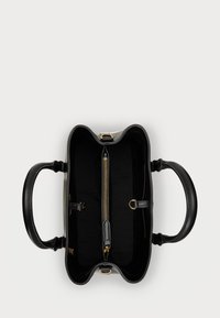 Crna kožna torba sa strukturiranim dizajnom. Sadrži zlatne metalne detalje, unutarnji džep sa zatvaračem i dva ručka. Unutrašnjost je obložena tkaninom.