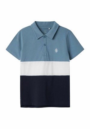 Kurzärmliges Poloshirt in Hellblau mit weißen und marineblauen horizontalen Streifen. Klassischer Kragen mit drei Knöpfen und kleinem Logo-Detail.