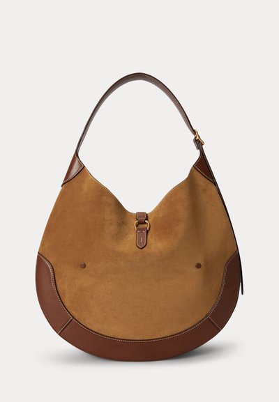 Sac à main en daim et cuir marron en forme de croissant avec une bandoulière unique et un détail de boucle dorée sur le devant.