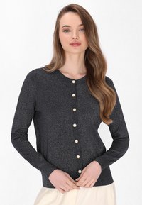 Donkergrijze lange mouwen cardigan met een ronde halslijn en parelmoer knoopsluiting. Zachte, gestructureerde stof met een subtiele glinsterende effect.