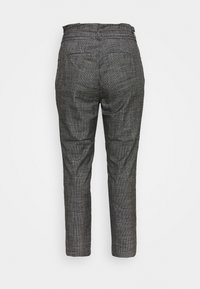 Černobílé kostkované kalhoty slim fit s středním pasem, dvěma zadními kapsami a texturovanou tkaninou.