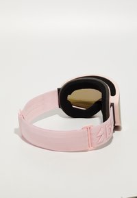 Rózsaszín sígoggles habbéléssel, állítható pánttal és tükröződő lencsékkel. A dizájn karcsú, minimalista fekete akcentusokkal és márkajelzéssel.