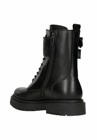 Czarny skórzany botek za kostkę o gładkiej fakturze, z zamkiem błyskawicznym, sznurowanym fasonem i wytrzymałą podeszwą. Posiada ozdobne paski przy kostce.