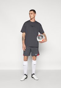 Nike Performance CHELSEA NIKE MAX90 WORD MARK TEE - Osnovna majica kratkih rukava - anthracite
