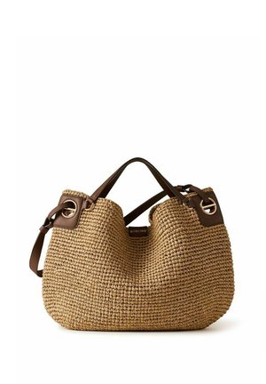 Borsa tote in paglia intrecciata color sabbia con manici in pelle marrone scuro, occhielli dorati e tracolla regolabile.