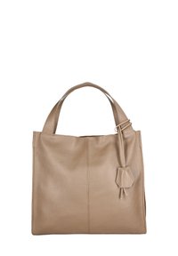 Beige leren totebag met een gestructureerd oppervlak, dubbele handgrepen en een zijkant met een kwastje. Eenvoudig ontwerp met een ruime, open bovenkant.