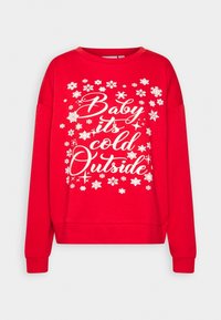 Sweat-shirt rouge à manches longues avec texte blanc « Baby it's cold outside » entouré de flocons de neige blancs et d'étoiles à l'avant.