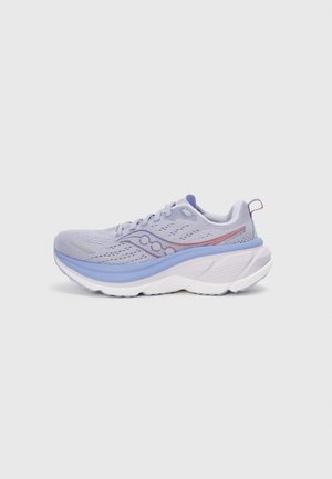 Helle lila Sport鞋 mit einem atmungsaktiven Mesh-Obermaterial, akzentuiert durch rote Streifen, einen gepolsterten Schuhkragen und eine dicke weiße Sohle für Unterstützung.