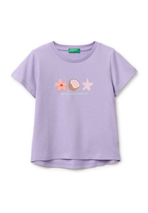 T-shirt lilas à manches courtes pour enfants avec col rond, avec des motifs marins roses et le texte "United Colors of Benetton" sur le devant.