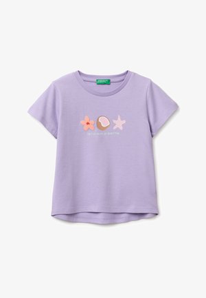Liliowa dziecięca koszulka z krótkim rękawem i okrągłym dekoltem, ozdobiona różowymi motywami morskim i napisem "United Colors of Benetton" na przodzie.