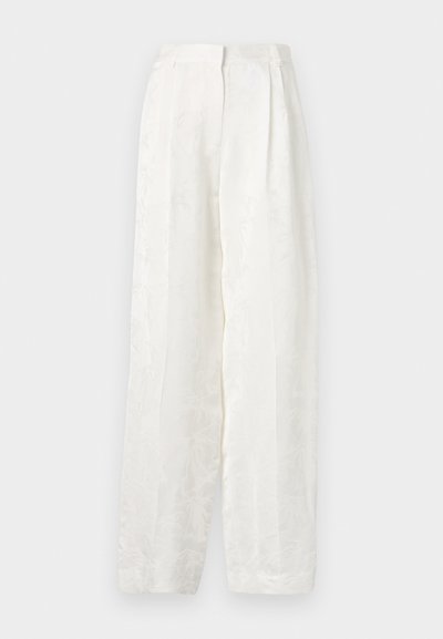 Białe spodnie o szerokich nogawkach wykonane z gładkiego, teksturowanego materiału, z delikatnym kwiatowym wzorem i plisowanym przodem.