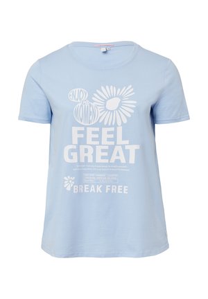 Jasnoniebieska bawełniana koszulka z krótkim rękawem, okrągłym dekoltem oraz białym graficznym tekstem i wzorami kwiatowymi na przodzie.