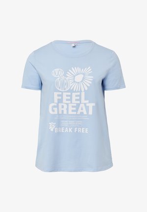 Jasnoniebieska bawełniana koszulka z krótkim rękawem, okrągłym dekoltem oraz białym graficznym tekstem i wzorami kwiatowymi na przodzie.