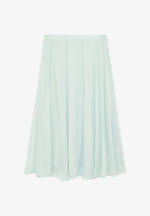 Jupe midi plissée bleu clair avec une ceinture et une fermeture éclair latérale dissimulée, tissu fluide avec de doux plis verticaux.