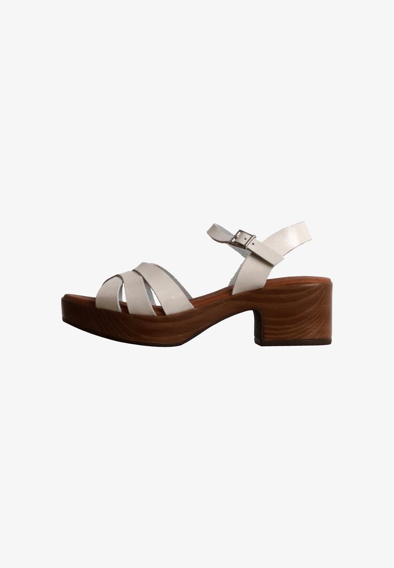 Sandale blanche en cuir à talon bloc en bois, bout ouvert, trois brides avant et bride de cheville réglable avec boucle.