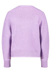 Lila Pullover mit strukturierter Rippoptik, Rundhalsausschnitt und langen Ärmeln. Der Saum und die Ärmelfenster verfügen über ein kontrastierendes Rippmuster.