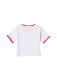 Camiseta de algodón blanca con mangas cortas. Presenta un ribete rosa en el escote y los bordes de las mangas. Diseño simple y sólido, ajuste relajado.
