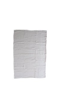Couverture en mousseline gris clair avec un motif texturé et matelassé, présentant des plis irréguliers et une apparence douce et respirante.