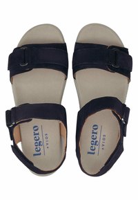 Dunkelnavy Suede-Sandalen mit zwei verstellbaren Riemen, einer flachen beigen Fußbett und silberfarbenen Schnallen, die ein sauberes, minimalistisches Design aufweisen.