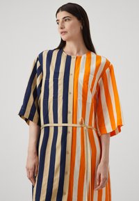 Marimekko MARKKINAT MERIROSVO MIX DRESS - Marškininė suknelė - orange/off-white/blue/beige