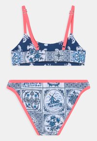 Biquíni de duas peças com um top azul-marinho e alças cor-de-rosa, e um fundo branco com padrão que exibe motivos azuis e ornamentos em coral.