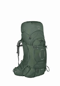 Sac à dos de randonnée vert foncé avec un dessus rembourré, des poches latérales, des bretelles réglables et plusieurs boucles. Présente un logo et des accents réfléchissants.