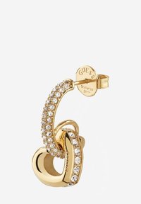 Orecchino a cerchio color oro con design intrecciato, decorato con cristalli trasparenti su un lato e una parte lucida con marchio.