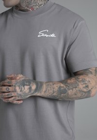 SIKSILK SCRIPT  - Nyomott mintás póló - grey