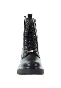 Czarne skórzane botki za kostkę o gładkiej fakturze, z przodem na sznurówki, srebrnymi oczkami oraz pętlą na obcasie ułatwiającą zakładanie.