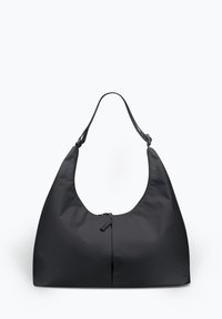 Borsa a spalla nera in nylon con una silhouette curva, una sola tracolla e una tasca frontale con zip. Texture liscia e design minimalista.