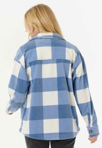 Blauw-wit geruite fleece overhemd met een kraag, knoopmanchetten en een relaxte pasvorm. Zachte textuur en zichtbare stikdetails.