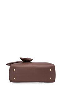 Borsa in pelle marrone con finitura testurizzata, forma rettangolare e un nastro decorativo sulla parte superiore. Caratterizzata da hardware dorato e piedi protettivi sul fondo.