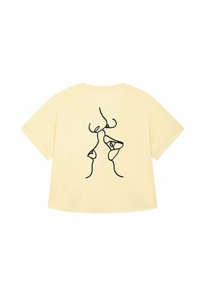 Gele katoenen t-shirt met een zwart abstract lijntekening op de achterkant. Korte mouwen en een losse pasvorm. Gleed oppervlakte.