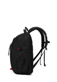 Sac à dos noir avec des sangles rembourrées, des détails en maille, une poche zippée à l'avant, un porte-bouteille d'eau sur le côté et une sangle de poitrine réglable.