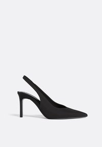 Crne slingback cipele s visokom petom, šiljastim vrhom, elegantnim sintetičkim materijalom i glatkom teksturom. Imaju usku petu i otvoreni dizajn s leđa.