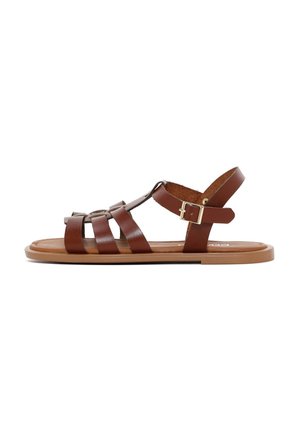 Sandale plate en cuir marron avec plusieurs brides, une fermeture à boucle à la cheville et une semelle couleur tan, vue de côté sur fond blanc.