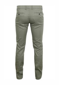 Olijfgroene chinos met een slim fit, voorzien van twee achterzakken, subtiele stikseldetails en een gladde katoenstructuur.
