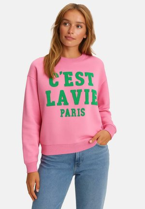 Roze sweatshirt met groene tekst "C'EST LA VIE PARIS." Beschikt over een ronde hals en geribbelde manchetten, gemaakt van een zachte stof. Casual pasvorm.