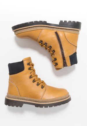 Stivaletti stringati - camel