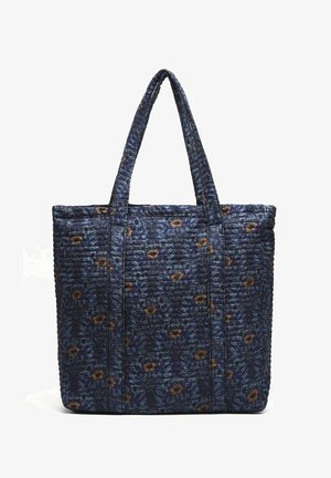 Sac fourre-tout matelassé avec un motif floral bleu et des accents orange. Comprend deux poignées robustes et une forme rectangulaire pour le transport. Texture de tissu douce.