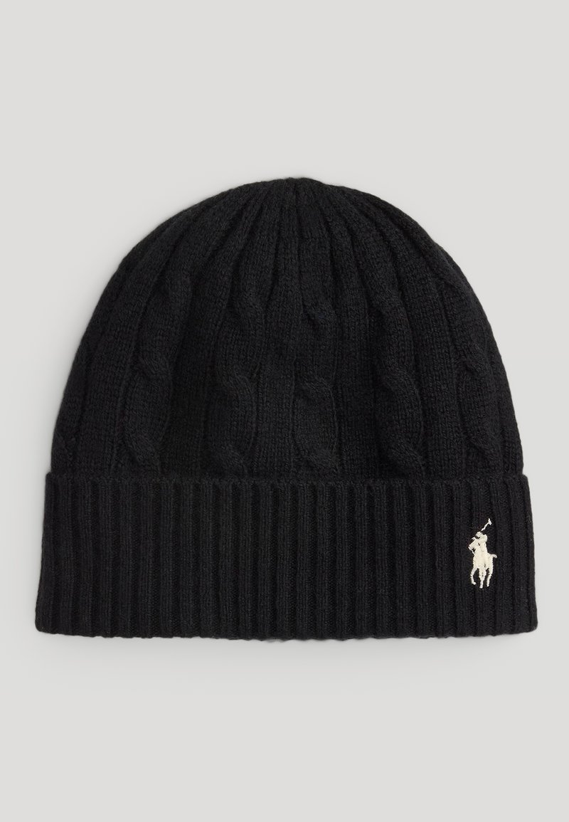 Melnā adīta beanie cepure ar kabeli rakstu un ribotu malu, ar mazu balto polo logo sānos. Mīksta tekstūra, klasiskā dizaina.