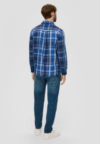 Blauwe geruite shirt van katoen, met een kraag, lange mouwen en een casual pasvorm. Draag het met blauwe jeans en witte sneakers.