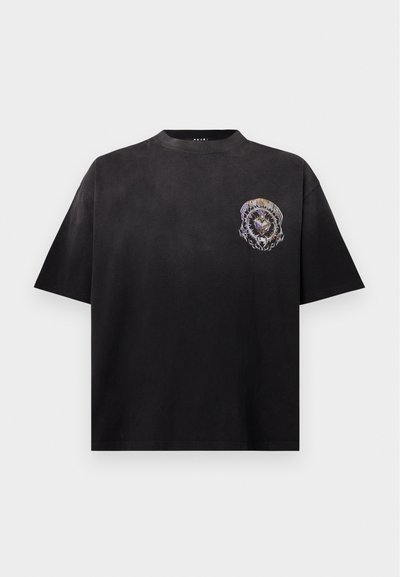Μαύρο t-shirt με κοντά μανίκια, στρογγυλή λαιμόκοψη και ένα μικρό πολύχρωμο κυκλικό σχέδιο στην αριστερή πλευρά του στήθους.