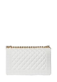 Weiße, gesteppte Clutch-Tasche mit goldener Kettenriemen, strukturiertem Muster und Pyramidennieten an den Seiten. Glatte Oberfläche mit rechteckiger Form.