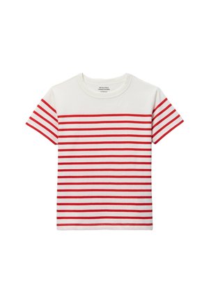 T-shirt blanc à manches courtes avec des rayures rouges horizontales sur le corps et les manches, et un col rond.